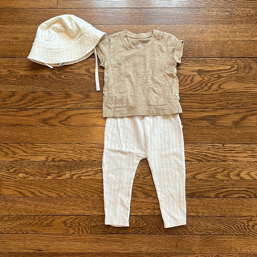 Organic cotton Baby Gap gender neutral outfit. Size 6-12 months. Like new.
